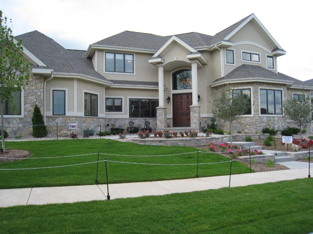 Residential home with Neubauer Masonry brick and stone exterior work